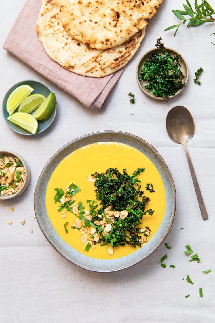 Søtpotet- og gulrotsuppe med grønnkålchips og nanbrød