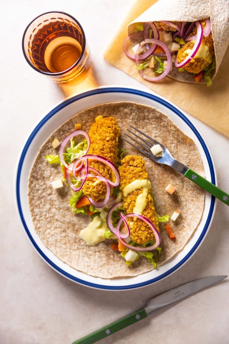 Wraps med tempurapanert sei, friske grønnsaker og curry- og mangodressing