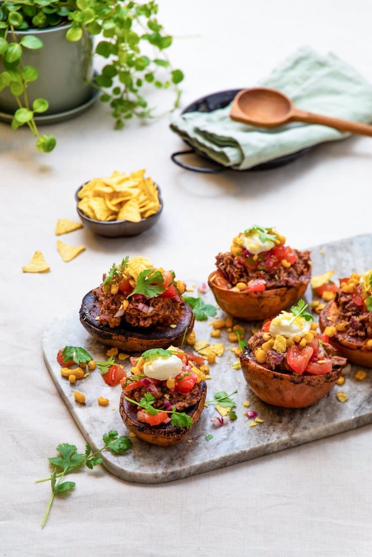 Bakt søtpotet med frijoles refritos, pico de gallo, tortillachips og sprø mais