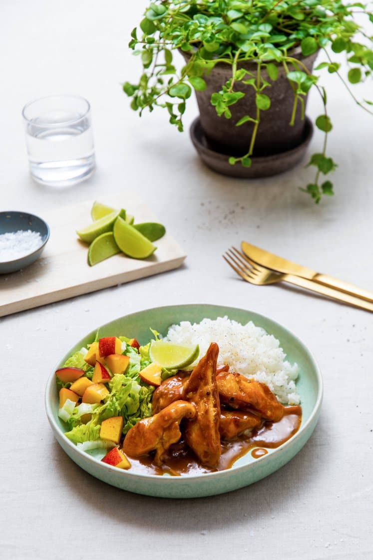 Kylling i sataysaus med frisk nektarinsalat og jasminris