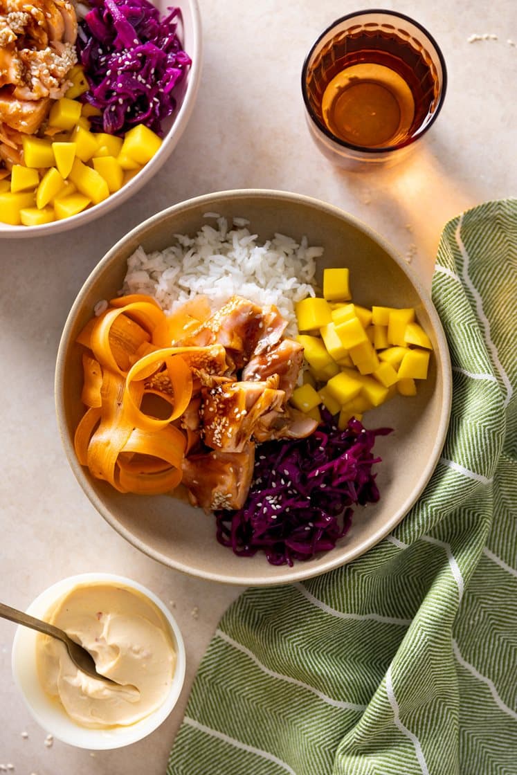 Bowl med teriyakibakt laks, frisk mango, syrlig rødkål, servert med chilimajones og jasminris