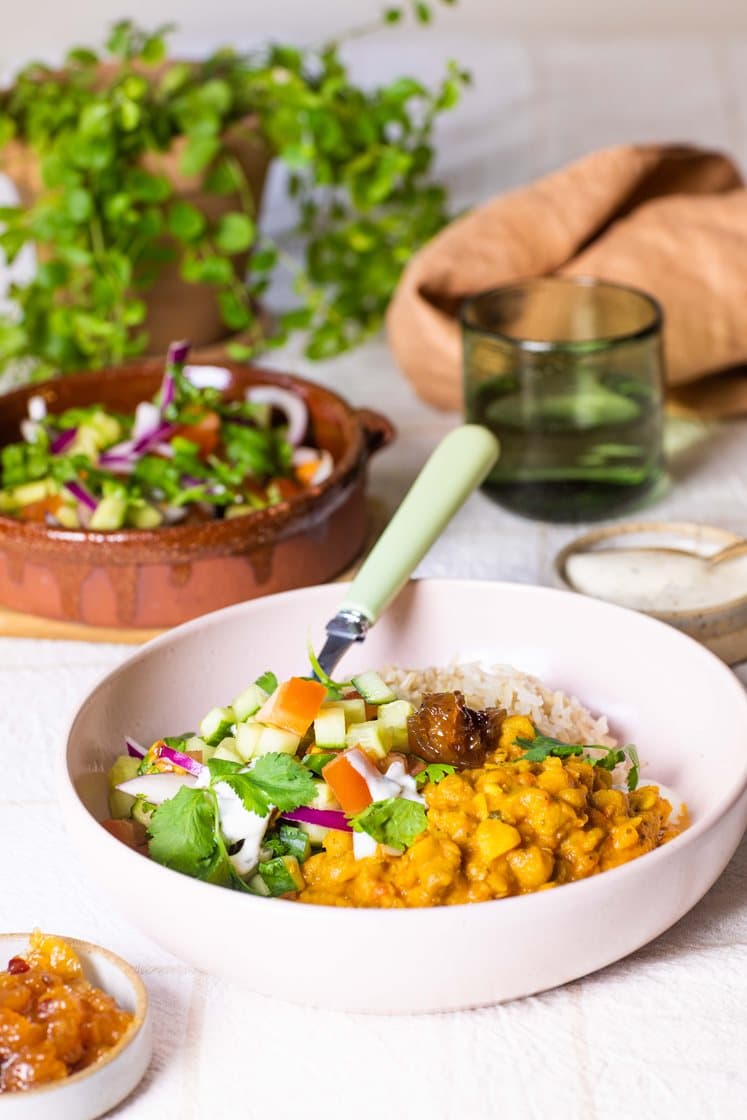 Indisk vegetargryte med kikerter, ris og salat, servert med mangochutney og yoghurt