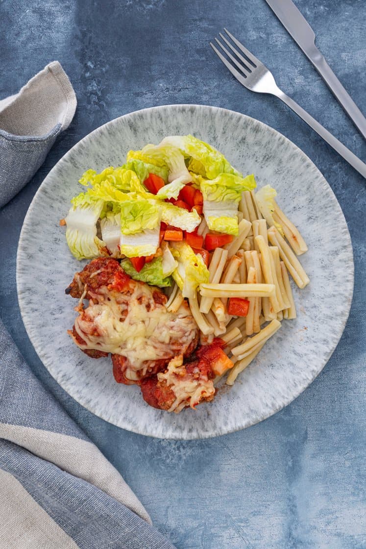 Gratinerte kjøttboller i tomatsaus servert med pasta casarecce og frisk salat