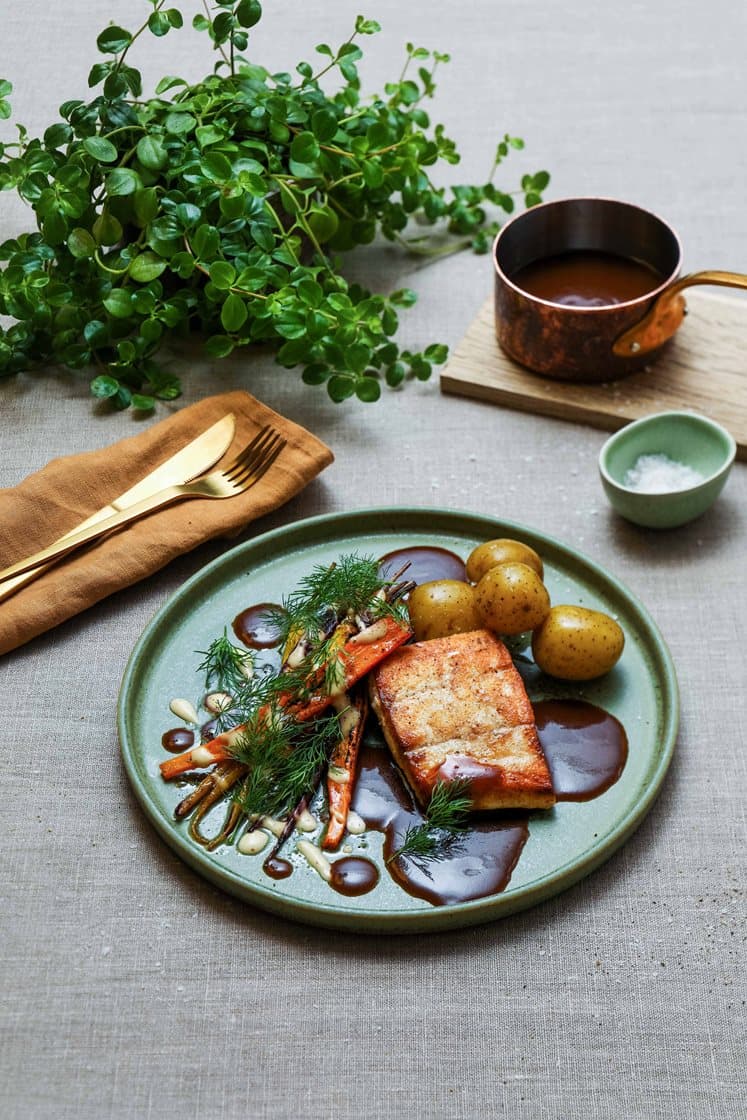 Stekt kveitefilet med honningbakte gulrøtter i sennepsvinaigrette, rødvinssaus og kokte poteter