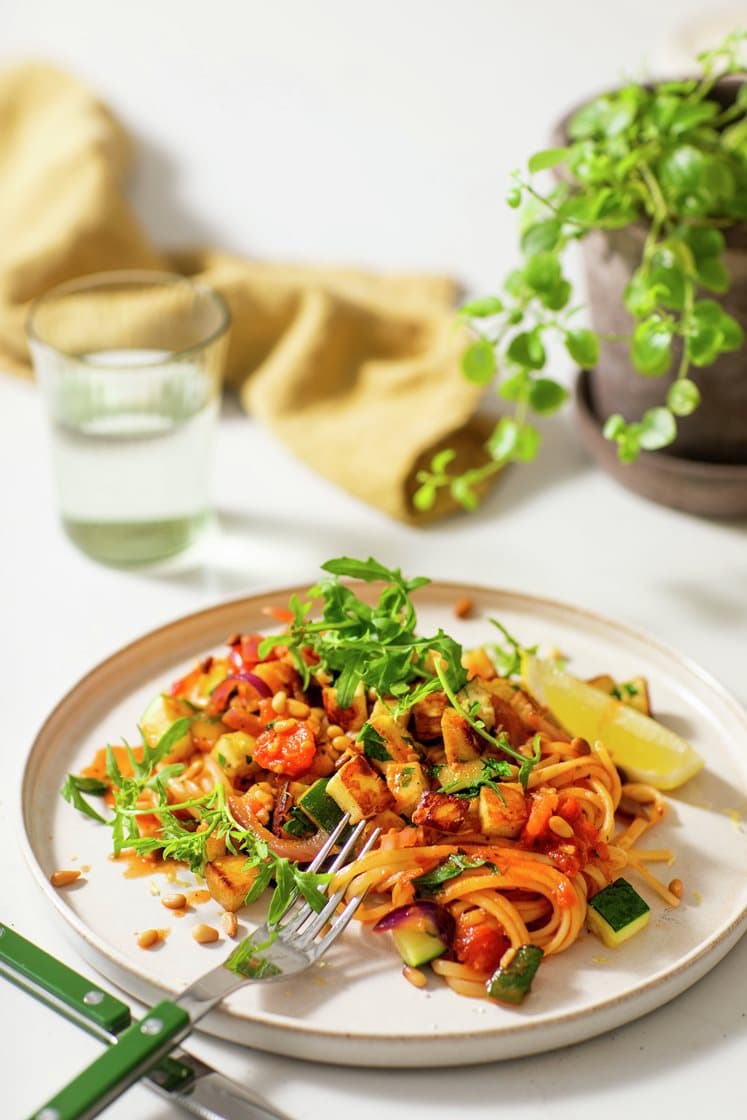 Linguine al verdure med sitron- og persillestekt halloumi