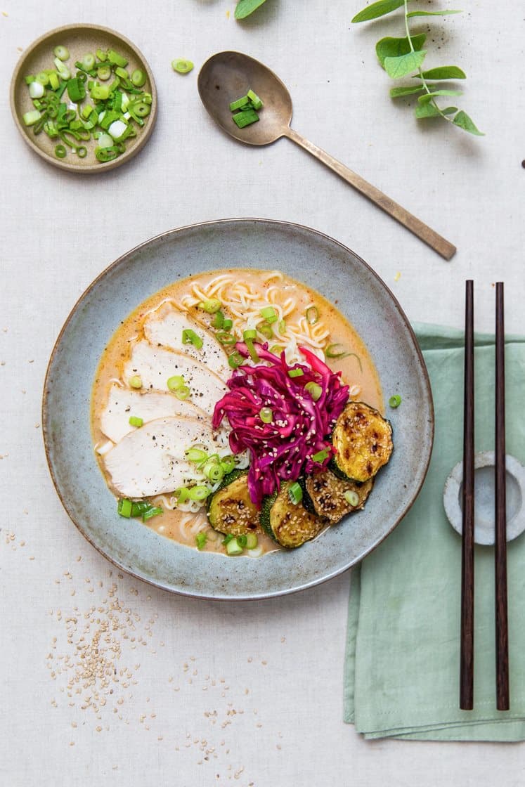 Spicy kylling-ramen med kokos, marinert rødkål, eggenudler og sesamstekt squash