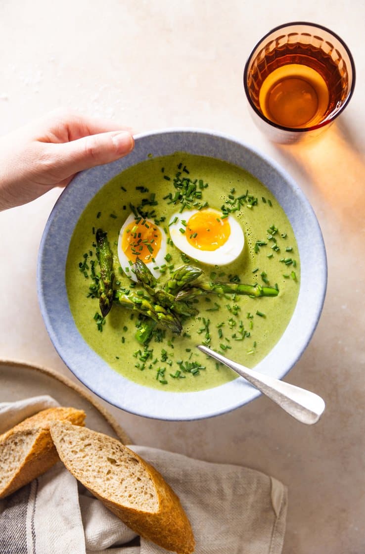 Kremet aspargessuppe med kokte egg og bagetter