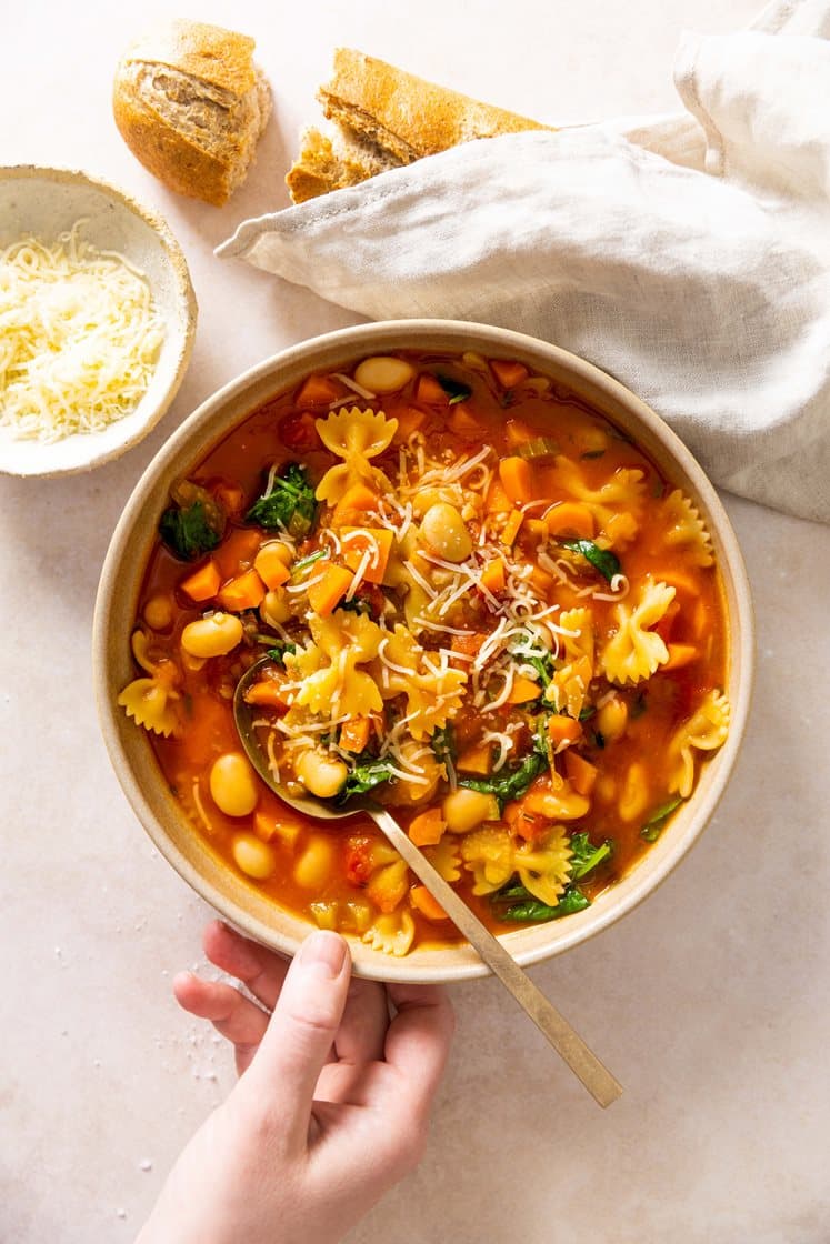 Minestronesuppe med rosmarin, hvite bønner og spinat, servert med nystekte bagetter