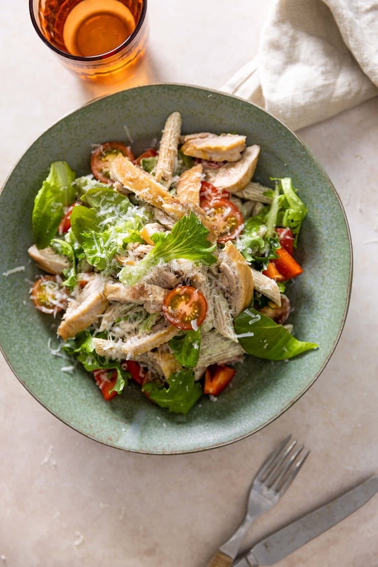 Kyllingsalat med fullkornspasta, kremet pestodressing og Grana Padano