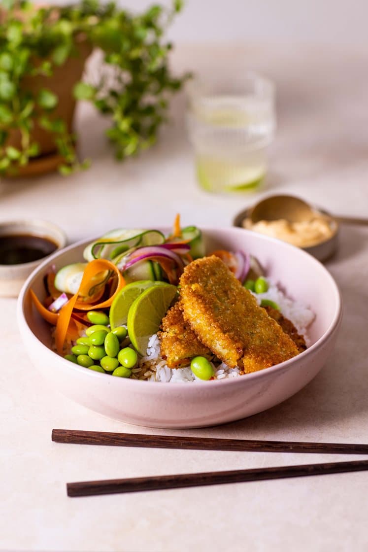 Vegetarschnitzler med jasminris, lettsyltede grønnsaker, teriyakisaus og koriander