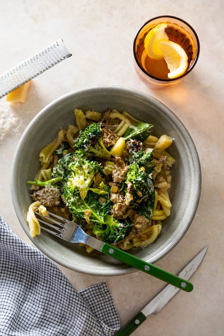 Pasta casarecce og salsicciadeig i fløtesaus med brokkoli, spinat og Grana padano