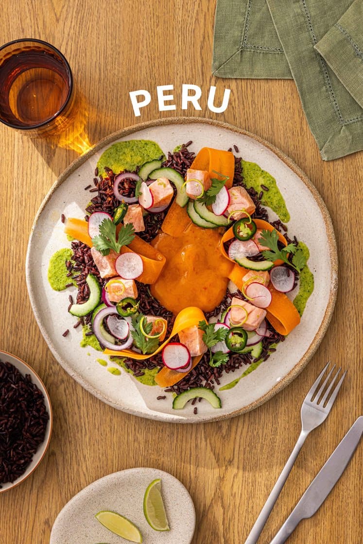 Lakseceviche med svart ris og jalapeño-salsa, servert med friske grønnsaker og mangoracha