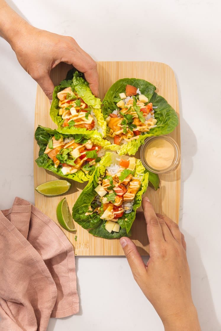 Soya- og ingefærbakt laks i hjertesalat med mango, koriander og jasminris