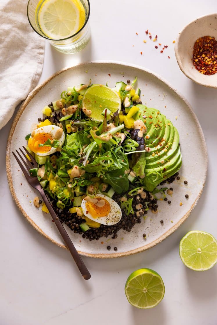 Belugalinsesalat med avokado og mangosalsa, toppet med egg og cashewdressing