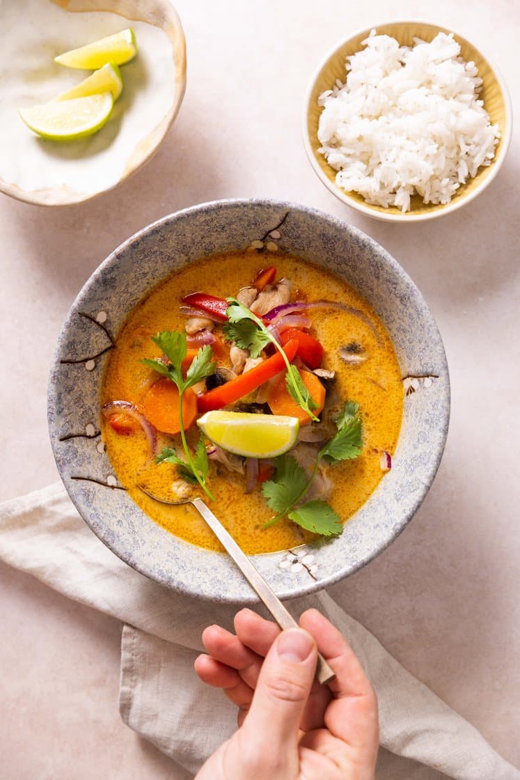 Tom kha gai-suppe med kylling, paprika, sitrongress og sopp, servert med jasminris og koriander