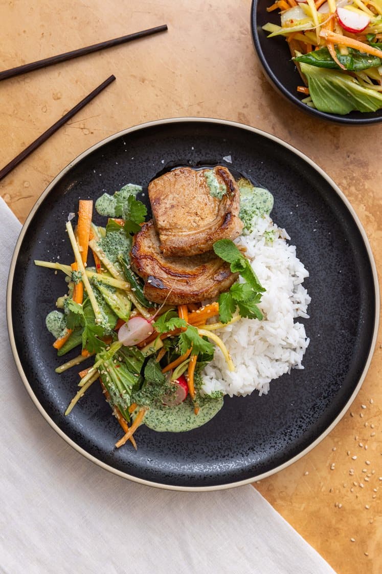 Mager svinekam og jasminris, servert med wokket pakchoy-salat med mango og spicy myntedressing