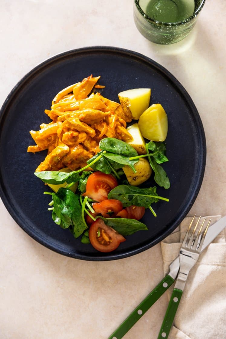 Kyllingfilet i kremet ajvarsaus med poteter, servert med tomat- og spinatsalat