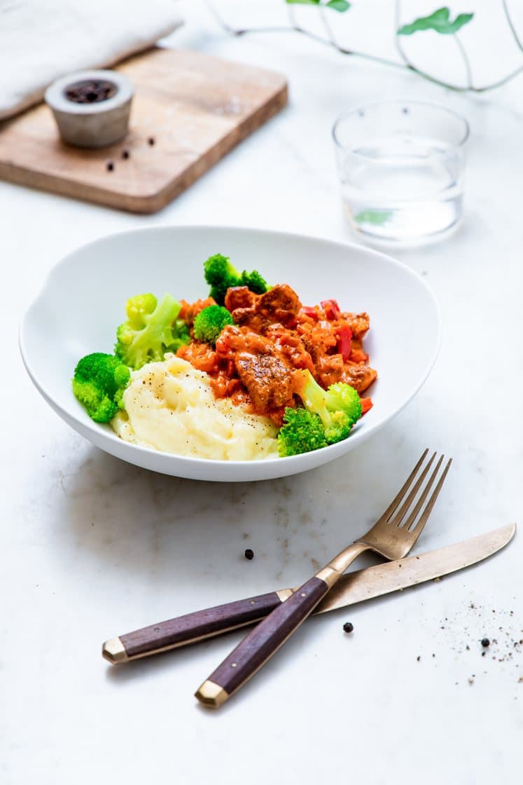 Biff Stroganoff med sopp og gulrot, servert med potetmos og stekt brokkoli