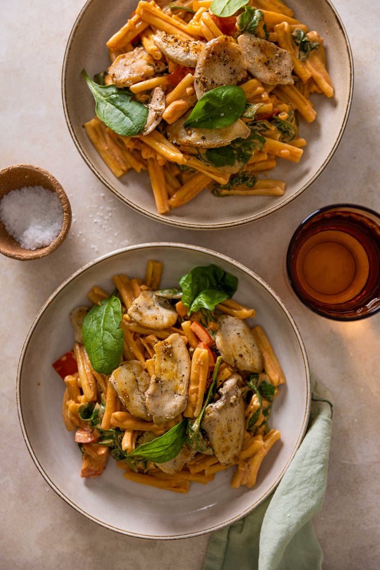Pasta casarecce i kremet paprikasaus med kyllingfilet, paprika og spinat