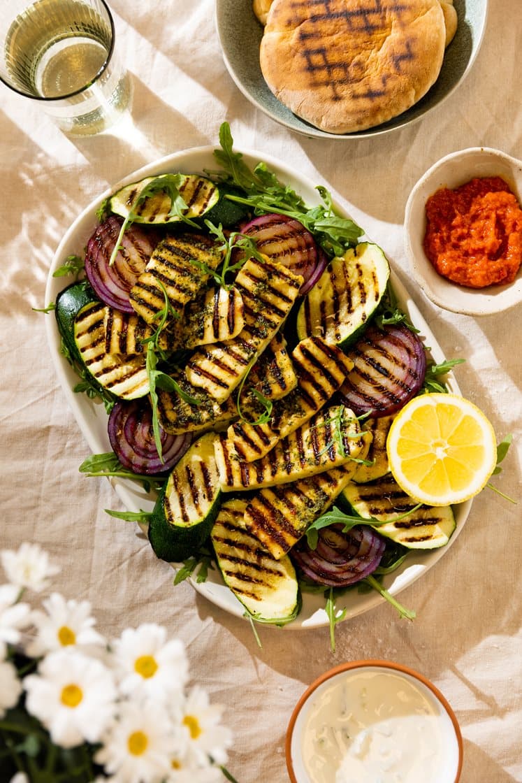 Vegetargyros med marinert halloumi, varme multibrød, urtedressing og ajvarsaus