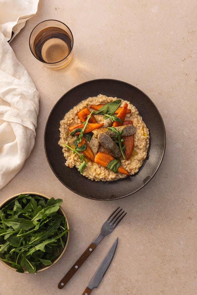 Risotto med fersk salsicciapølse, karamelisert løk og salviestekte gulrøtter