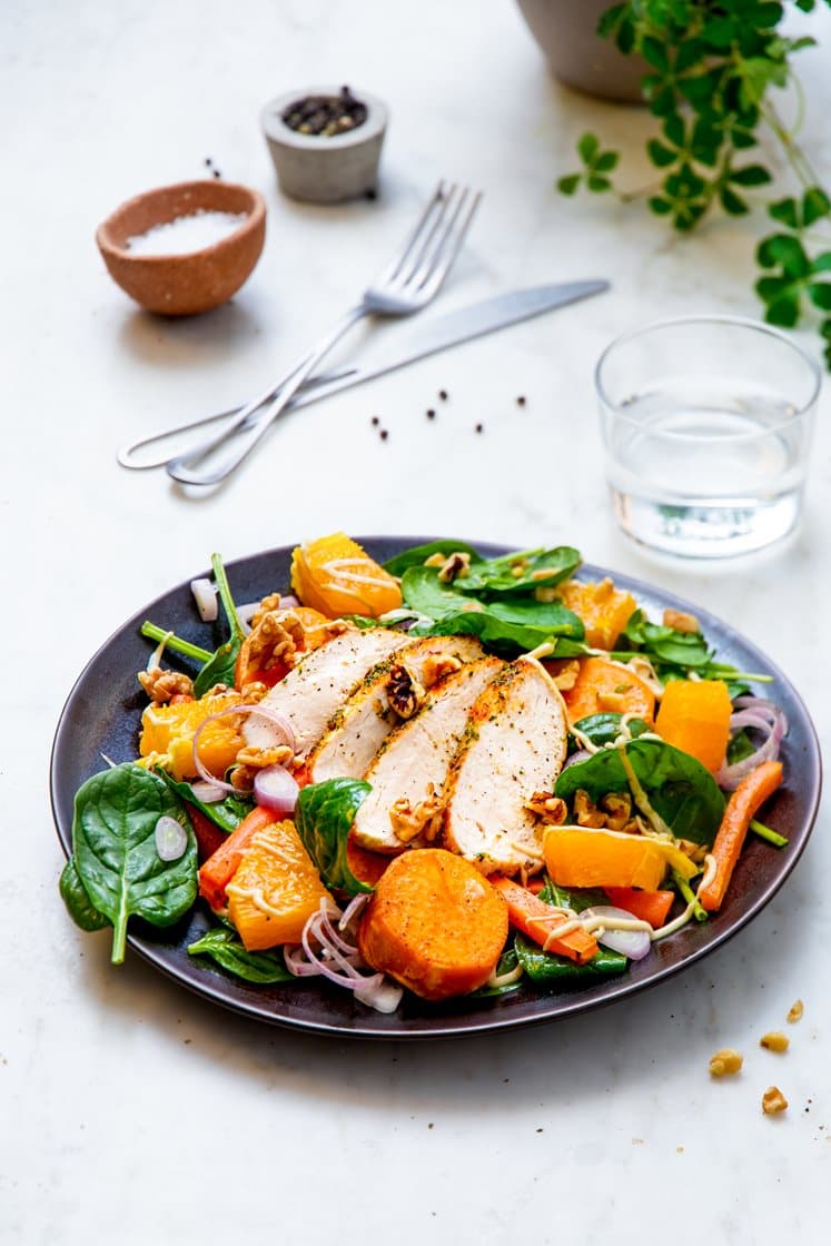 Krydderstekt kyllingbryst med spinat- og søtpotetsalat, appelsin, valnøtter og sennepsvinaigrette