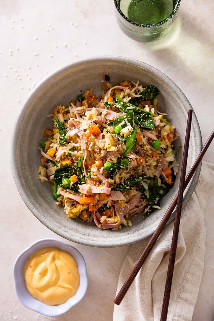 Fried rice med skinke, egg, erter og chilimajones