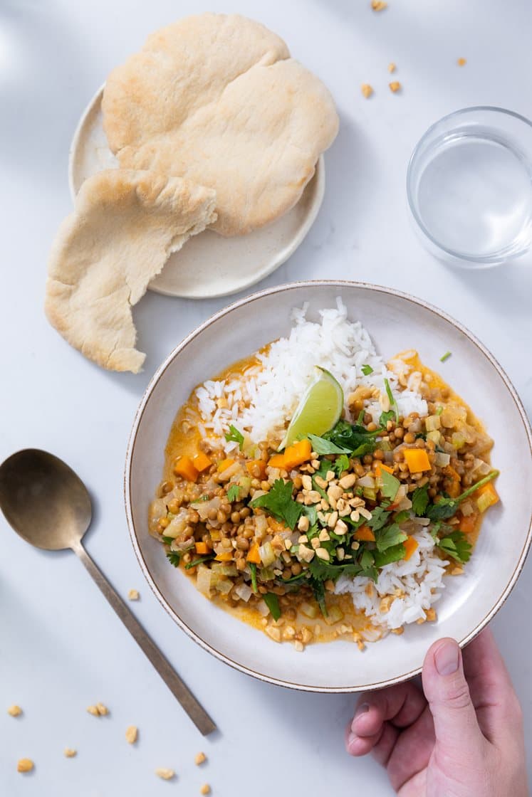 Rask rød curry med linser og spinat, basmatiris og multibrød 