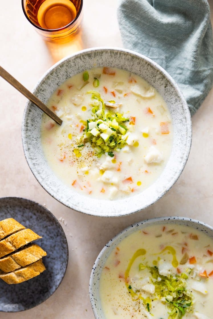 Fiskesuppe med fennikel og torsk, purre og eple i gremolata, servert med grove bagetter