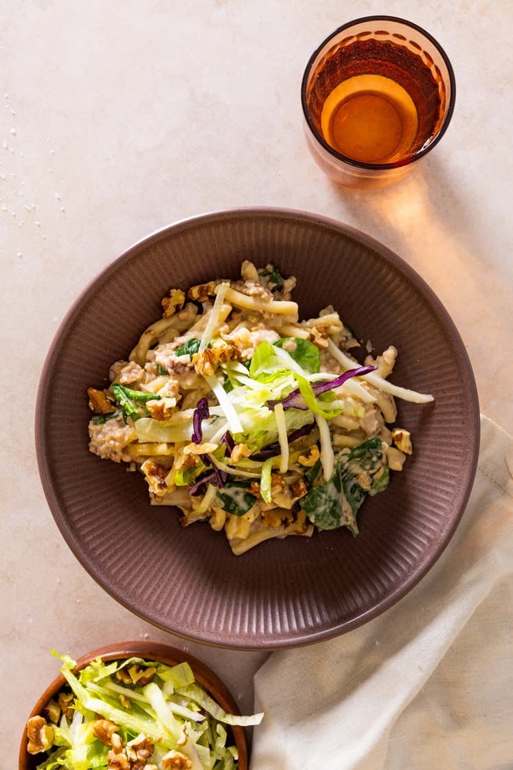 Pasta casarecce og kremet saus med Favarittdeig servert med råkost og valnøtter