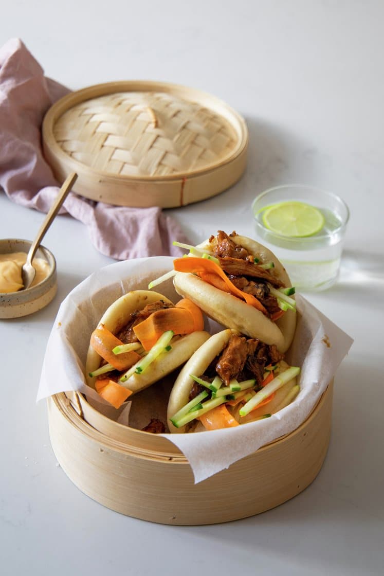 Steamed buns med hoisinmarinert pulled pork, sprø grønnsaker og chilimajones