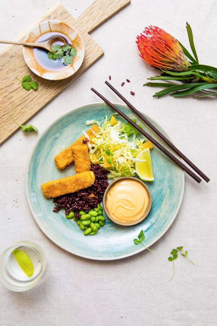 Chili- og limepanert tofu servert med appelsin- og kålsalat, edamamebønner og svart ris