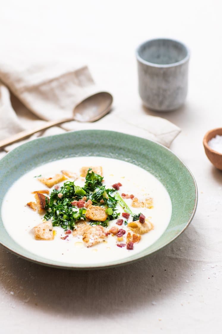 Kremet pastinakksuppe med brokkoli og grønnkål, servert med sprøstekt bacon og krutonger