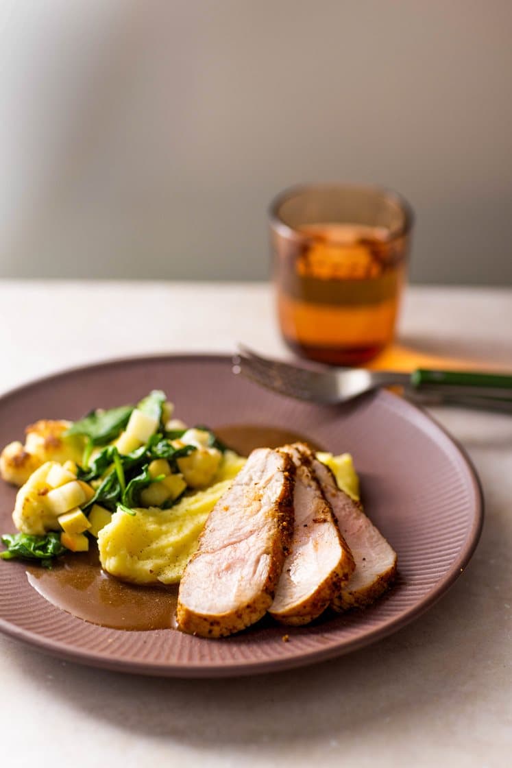 Sitruskrydret svinefilet med smørstekt blomkål og eple, potetmos og brun saus