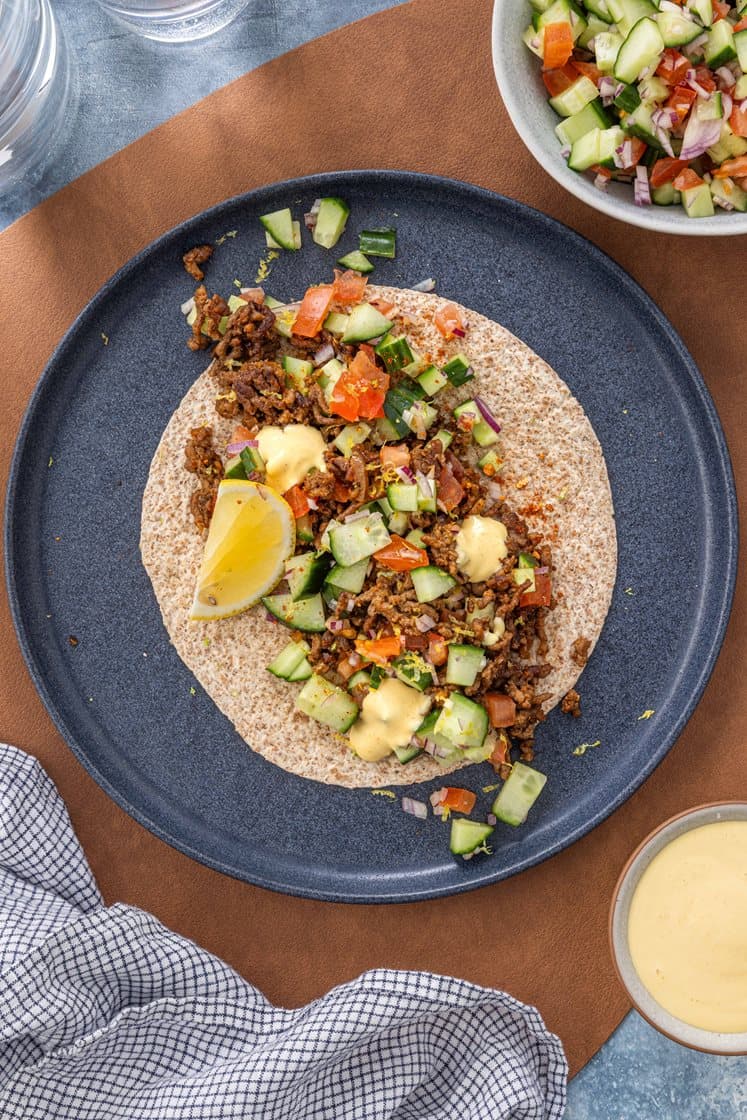 Tortillawrap med krydret kjøttdeig, kachumber salat og curry- og mangodressing