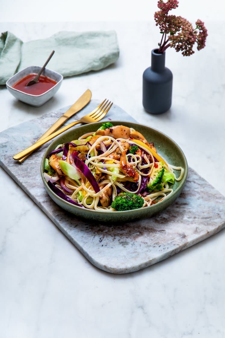 Sitrusstekt kylling med wokkede grønnsaker, nudler og sweet chili-saus