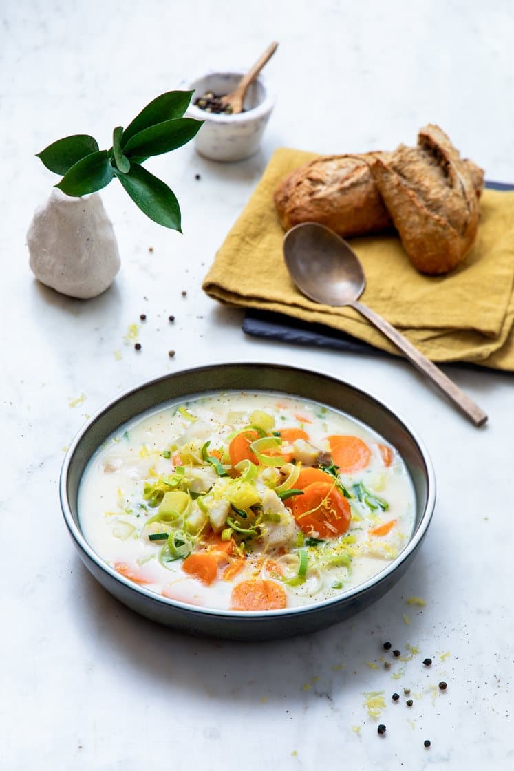 Klassisk fiskesuppe med torskefilet, purreløk, gulrot og halvgrovt brød