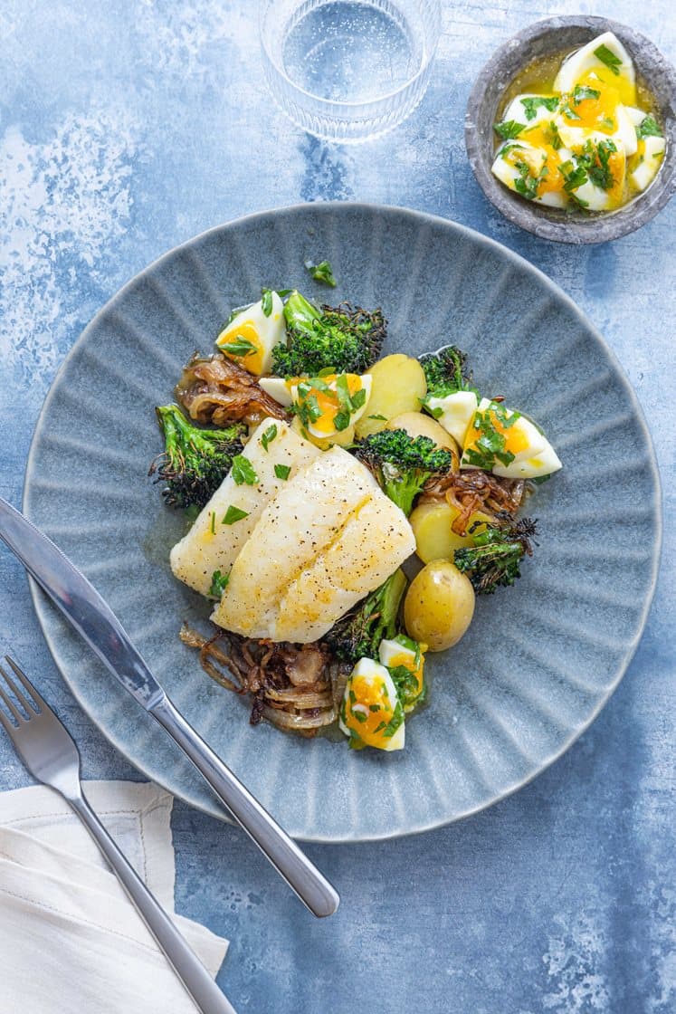 Pannestekt seifilet med karamellisert løk, eggesmør og poteter