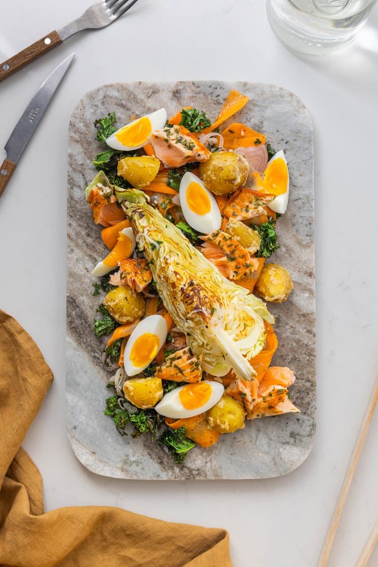 Høstsalat med estragonstekt laks, sennepsglaserte poteter og bløtkokte egg