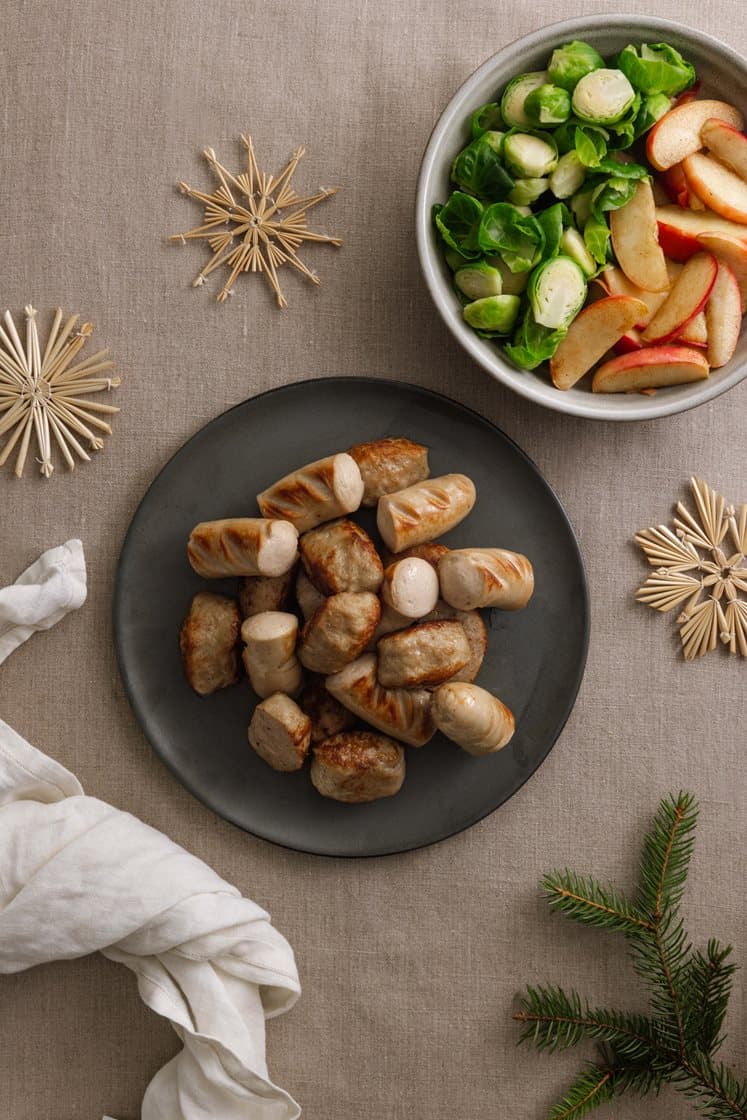 Tradisjonell medisterduo: julepølse og medisterkaker med epler og rosenkål