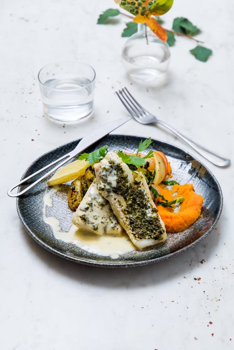 Ovnsbakt lyrfilet med urtepoteter, gulrotpuré, grønnkål- og epleglaserte neper og smørsaus