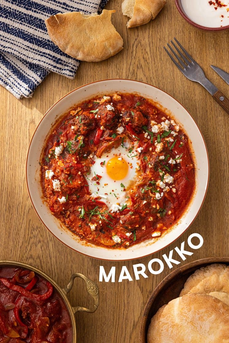 Marokkansk Shakshuka- tomatsaus med kjøttboller, egg og varme brød, toppet med fetaost
