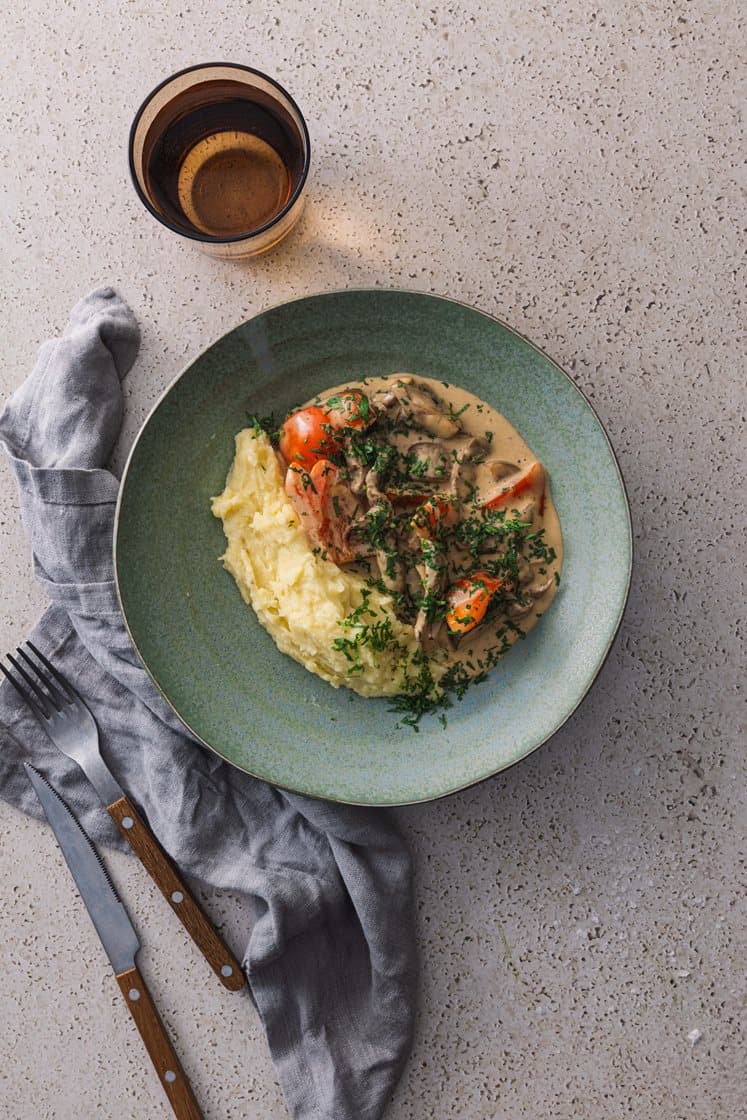 Kremet storfegryte med potetmos, paprika og sopp 