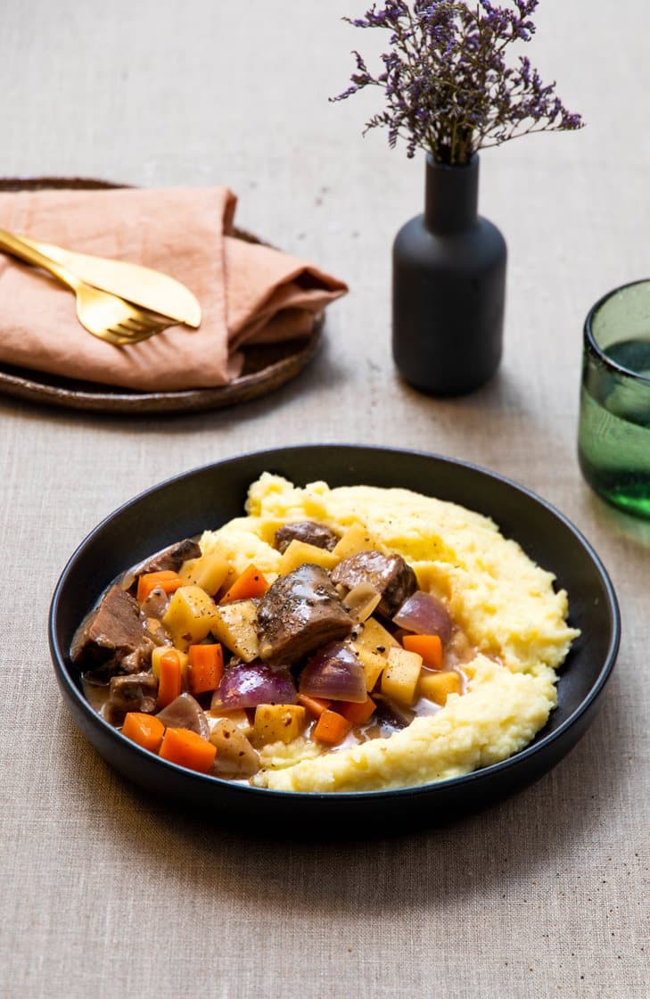 Mørkokte svinekjaker og rotgrønnsaker i peppersaus, servert med potetmos