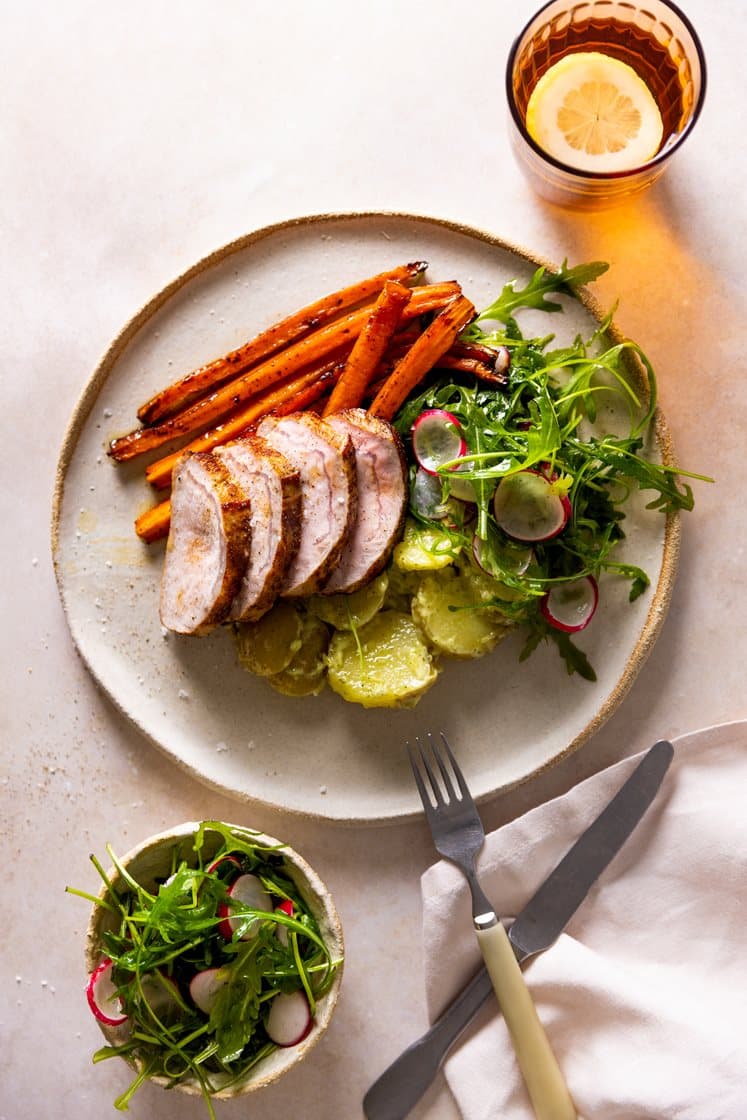 Helstekt svinefilet med balsamicobakte gulrøtter, potetsalat med aoili og frisk reddiksalat