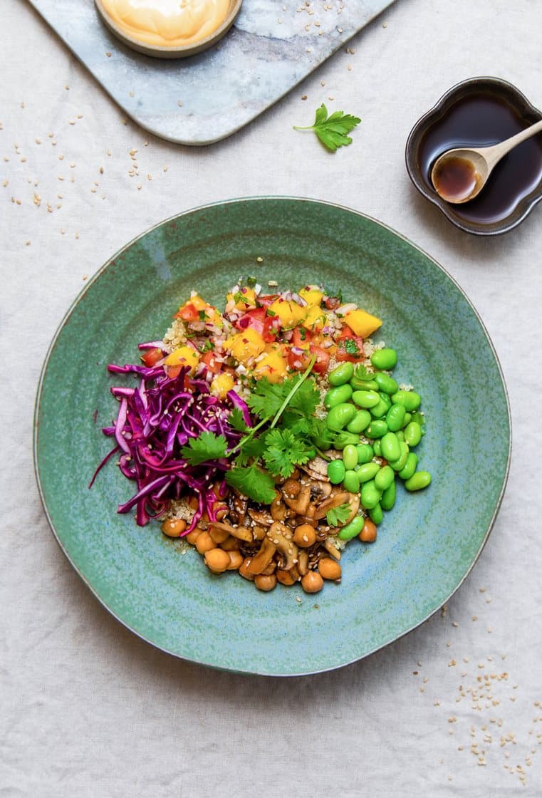 Buddha bowl med hoisinstekt sopp og kikerter, mangosalsa og quinoa