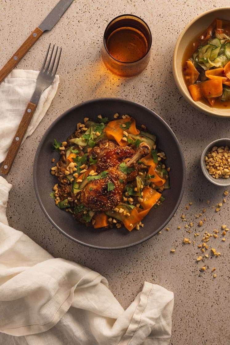 Ris og teriyakikylling i form, med frisk gulrot- og agurksalat