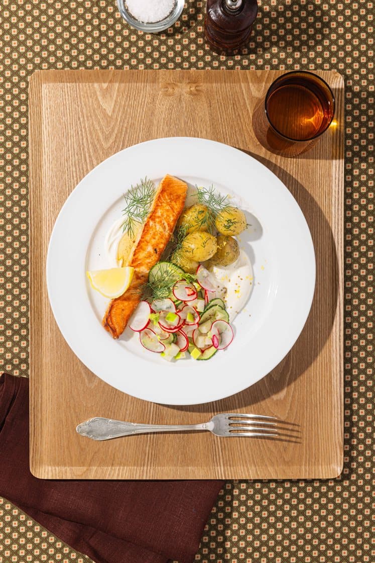 Pannestekt laks med agurksalat, kokte dillpoteter og rømmesaus