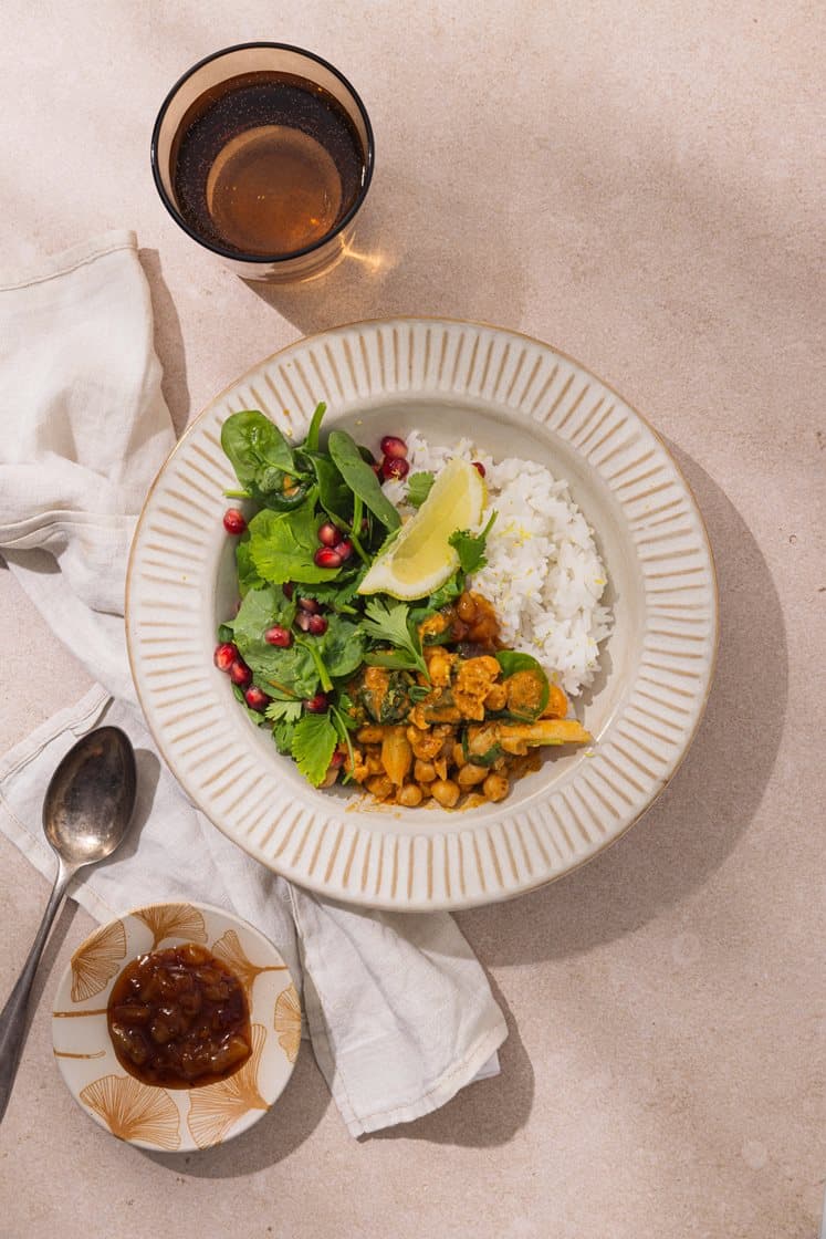 Butter chickpeas med spinat- og granateplesalat, basmatiris og mangochutney