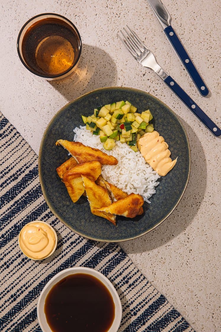 Tempurasei med jasminris, agurk- og eplesalat og teriyakidressing